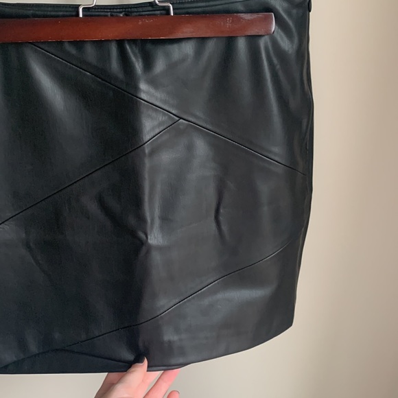 faux leather mini skirt - Picture 3 of 5
